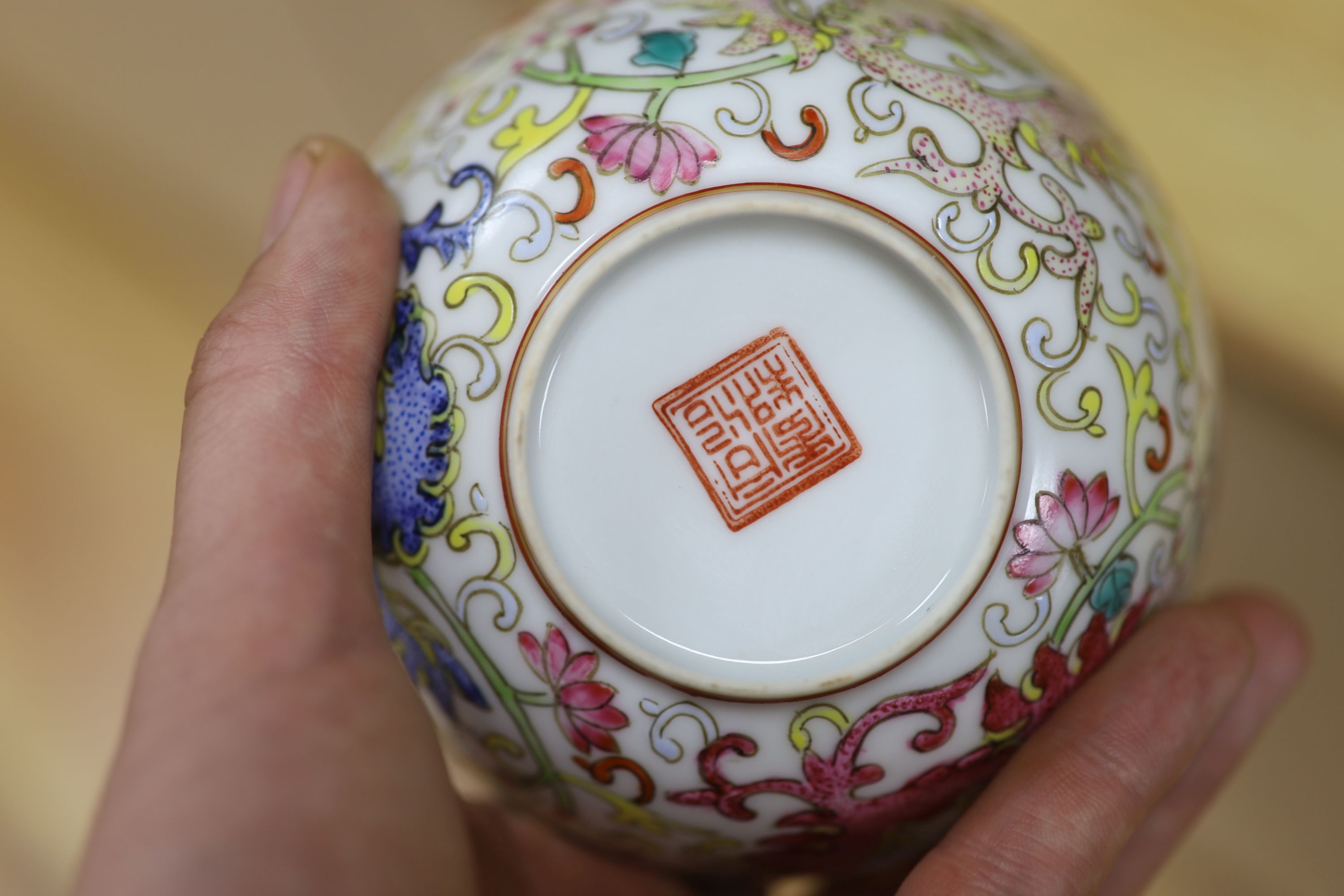 A pair of Chinese famille rose bowls, diameter 12cm